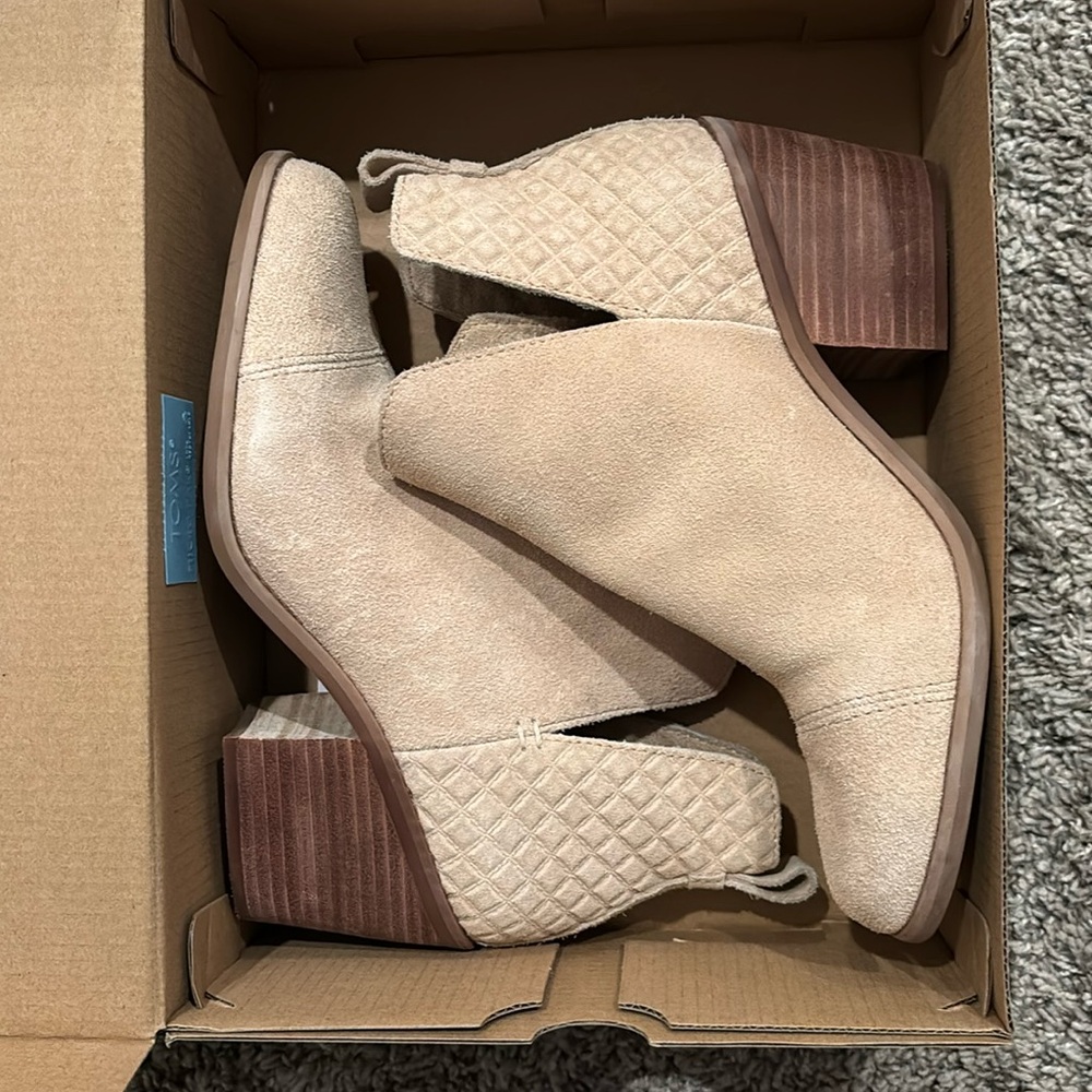 EUC Tom’s 6 1/2 size everly cutout boot in oatmeal. Perfect condition!